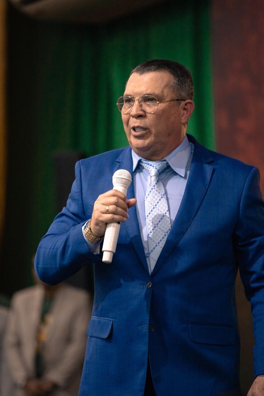 Pastor Cláudio Gama pregando
