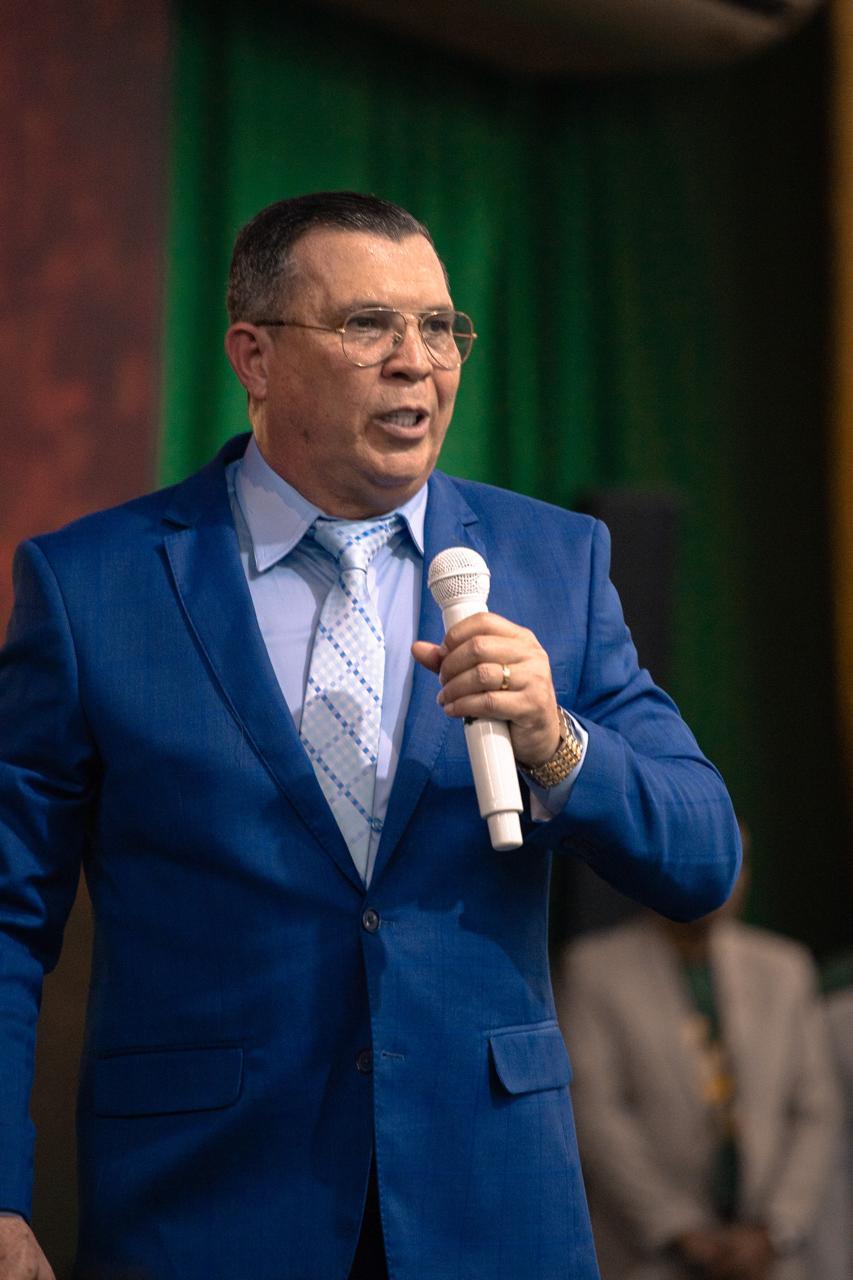 Pastor Cláudio Gama pregando